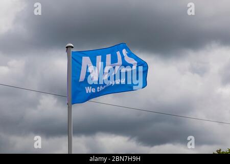 Drapeau « Merci NHS » volant pendant la pandémie du virus Covid-19 Corona, Angleterre, mai 2020 Banque D'Images