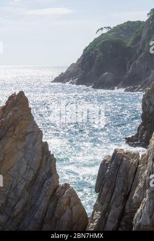 Rochers en mer à Acapulco, Mexique Banque D'Images