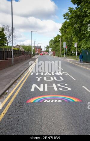 Merci NHS message et arc-en-ciel peint professionnellement sur Minerva Raod, Bolton, sur l'approche de l'hôpital Royal Bolton. expres publiques explicites Banque D'Images