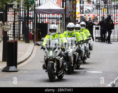 Londres, Royaume-Uni. 13 mai 2020. Le convoi de conducteurs du Premier ministre Boris Johnson arrive dans Downing Street. Il va se rendre aux chambres du Parlement pour les questions du premier ministre. Crédit : Mark Thomas/Alay Live News Banque D'Images