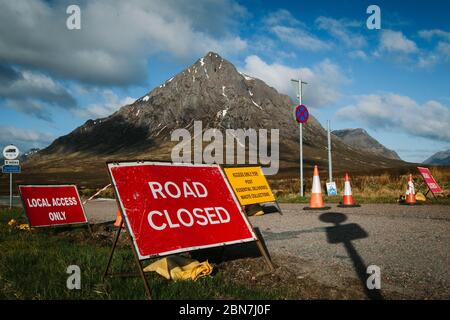 Panneaux routiers fermés à Glencoe, en raison du blocage pandémique du virus Corona. Route menant à Glen Etive avec Buachaville Etive Mor, en arrière-plan. Banque D'Images