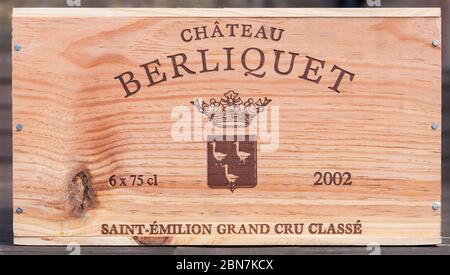 Boîte en pin de Bordeaux St Emilion grand cru classe Château Berlicet vin rouge français Banque D'Images