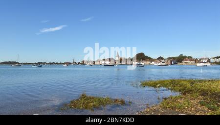 Bosham Village Harbour, vue de la rive opposée avec la marée dans, West Sussex, Angleterre Banque D'Images