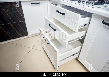 Solution pour placer les ustensiles de cuisine dans une cuisine moderne - tiroir coulissant horizontal étagères rangement dans une armoire pour ustensiles ustensiles batterie de cuisine sous Banque D'Images