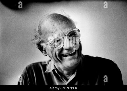 Arthur Miller, dramaturge photographié à Londres au début des années 1990 Arthur Asher Miller (17 octobre 1915 – 10 février 2005) était un dramaturge américain, essayiste, écrivain sur liste noire et personnage controversé dans le théâtre américain du XXe siècle. Parmi ses pièces les plus populaires, on compte All My Sons (1947), Death of a Salesman (1949), The Crucible (1953) et A View from the Bridge (1955, révisé en 1956). Il a écrit plusieurs scénarios et a été le plus noté pour son travail sur les Misfits (1961). Le drame la mort d'un vendeur a été numérotée sur la liste courte des plus belles pièces américaines du XXe siècle. Banque D'Images