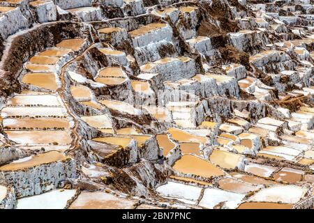 Étangs salins en terrasses de Maras (Salinas de Maras), Vallée Sacrée, Pérou Banque D'Images