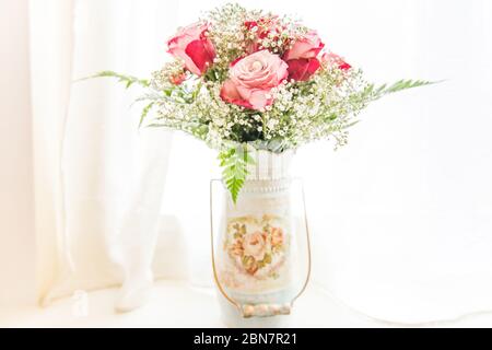 Perles de culture sur les roses fraîches et bouquet de Gypsophila dans un vase chic vintage Banque D'Images