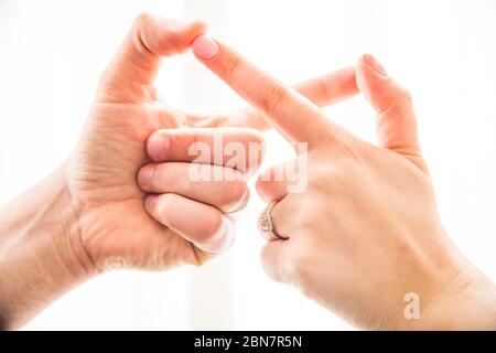 Homme et femme créant toujours signe avec les mains et les doigts de jointure Banque D'Images