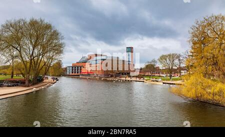 Le nouveau théâtre RSC sur les rives de la rivière Avon à Stratford-upon-Avon, rénové en novembre 2010, Warwickshire, Angleterre Banque D'Images