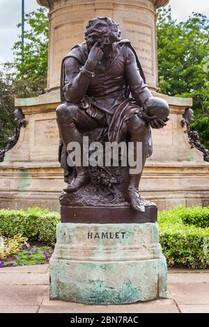 Une statue en bronze du Hamlet de caractère shakespearien dans les jardins Bancroft, à l'extérieur du RSC Theatre de Stratford-upon-Avon, en Angleterre Banque D'Images