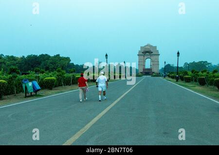 Couple âgé méconnu lors d'une promenade matinale au monument commémoratif de guerre de l'Inde Gate à Delhi. Banque D'Images