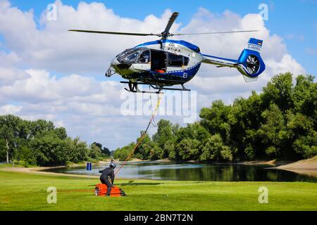 Düsseldorf, Rhénanie-du-Nord-Westphalie, Allemagne - hélicoptère Airbus H145 de l'escadron de vol de la police lors d'un exercice avec le nouveau Fire-fig de 820 litres Banque D'Images