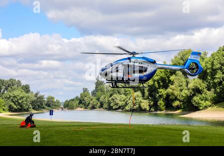 Düsseldorf, Rhénanie-du-Nord-Westphalie, Allemagne - hélicoptère Airbus H145 de l'escadron de vol de la police lors d'un exercice avec le nouveau Fire-fig de 820 litres Banque D'Images