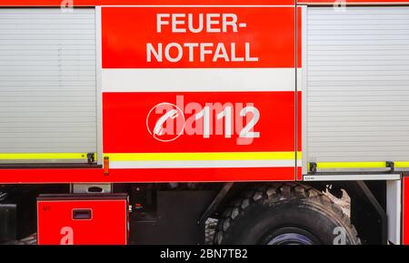 Düsseldorf, Rhénanie-du-Nord-Westphalie, Allemagne - véhicule de secours de la brigade des pompiers, moteur d'incendie avec l'inscription Feuer Notfall 112. Düsseldorf, Nordrh Banque D'Images