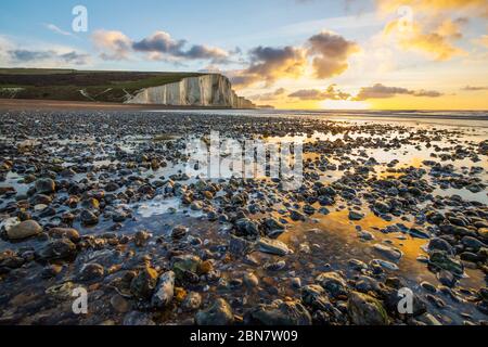 Lever de soleil sur les falaises de Seven Sisters et la plage de galets, Eastbourne, East Sussex, Angleterre, Royaume-Uni, Europe Banque D'Images