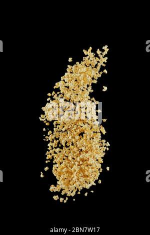 Popcorn préparé volant isolé sur fond noir, Banque D'Images
