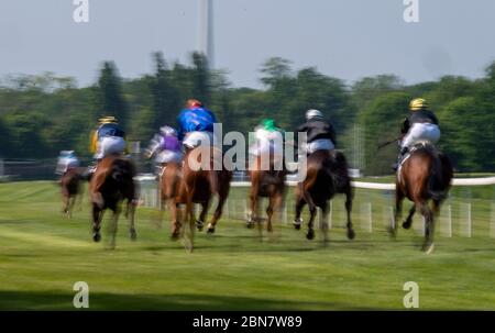 Dispositif, foule, champ en action, photographié de derrière, course de chevaux, jour de course à l'hippodrome de Raffelberg, le 9 mai 2020 à Muelheim an der Ruhr / Allemagne. Â | utilisation dans le monde entier Banque D'Images