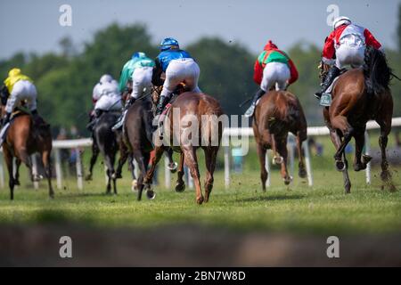 Dispositif, foule, champ en action, photographié de derrière, course de chevaux, jour de course à l'hippodrome de Raffelberg, le 9 mai 2020 à Muelheim an der Ruhr / Allemagne. Â | utilisation dans le monde entier Banque D'Images