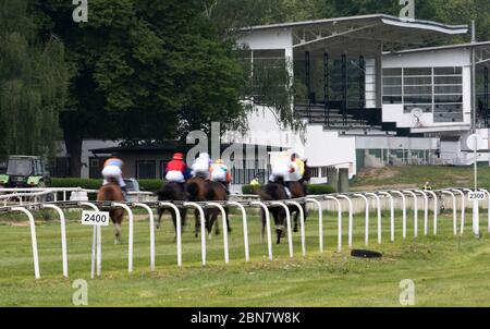 Feature, le terrain sur la maison directement photographié de l'arrière, derrière lui un stand vide, course de chevaux, jour de course à l'hippodrome de Raffelberg, le 9 mai 2020 à Muelheim an der Ruhr / Allemagne. Â | utilisation dans le monde entier Banque D'Images