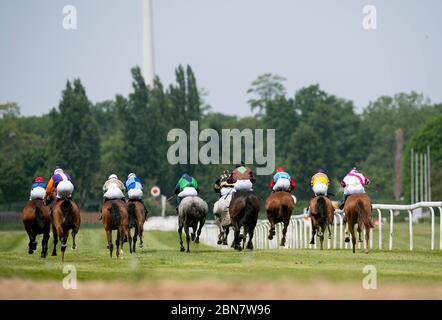 Dispositif, foule, champ en action, photographié de l'arrière, maison, course de chevaux, journée de course à l'hippodrome de Raffelberg, le 9 mai 2020 à Muelheim an der Ruhr / Allemagne. Â | utilisation dans le monde entier Banque D'Images