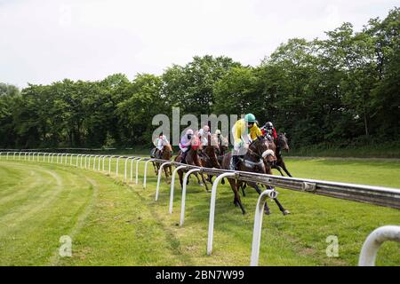 Feature, foule, champ d'action, course 3ème prix de Saarn, course de catégorie D, journée de course à l'hippodrome Raffelberg, le 9 mai 2020 à Muelheim an der Ruhr / Allemagne. Â | utilisation dans le monde entier Banque D'Images