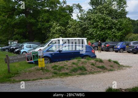 Le parking complet de West Stoke à Kingley Vale, dans le parc national de South Downs près de Chichester, West Sussex, après la détente des règles de confinement du coronavirus. Banque D'Images