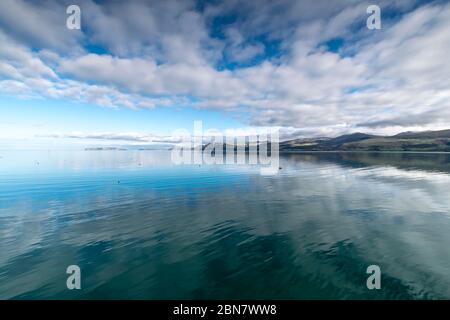 Vue depuis la jetée de Beaumaris sur Anglesey, dans le nord du pays de Galles, en direction des montagnes de Carneddau et jusqu'à la tête des Grands Ormes de Llandudno Banque D'Images