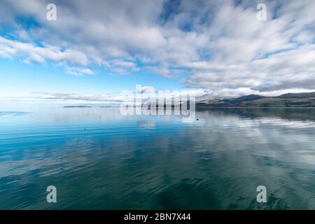 Vue depuis la jetée de Beaumaris sur Anglesey, dans le nord du pays de Galles, en direction des montagnes de Carneddau et jusqu'à la tête des Grands Ormes de Llandudno Banque D'Images