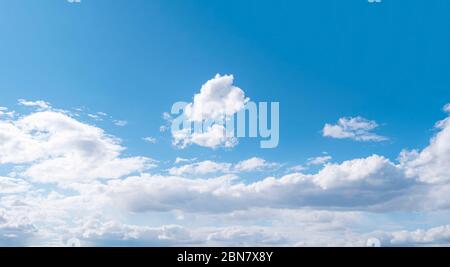 Ciel bleu et nuages blancs étonnants, vue panoramique du ciel comme arrière-plan, haute résolution Banque D'Images