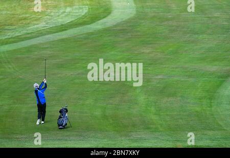 Un golfeur s'est socialement distancé sur le fairway au Hampstead Golf Club dans le nord de Londres, après l'annonce des plans pour sortir le pays du confinement. Banque D'Images