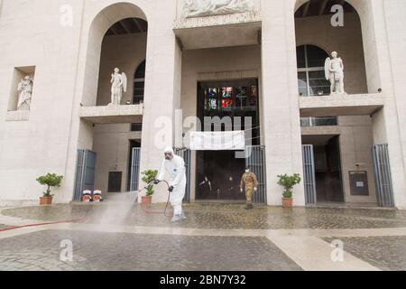 Roma, Italie. 13 mai 2020. Les opérations de désinfection à l'extérieur de la basilique de San Giovanni Bosco à Rome (photo de Matteo Nardone/Pacific Press) crédit: Pacific Press Agency/Alay Live News Banque D'Images