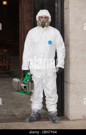 Roma, Italie. 13 mai 2020. Les opérations de désinfection à l'extérieur de la basilique de San Giovanni Bosco à Rome (photo de Matteo Nardone/Pacific Press) crédit: Pacific Press Agency/Alay Live News Banque D'Images