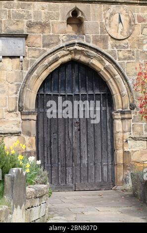 Église paroissiale de Bakewell avec un cadran solaire vertical de 1793 par White Watson Banque D'Images