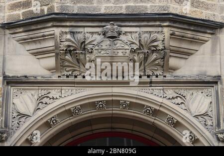 Armoiries du duc de Rutland sur l'édifice de l'hôtel de ville de Bakewell, à Derbyshiregothic Banque D'Images