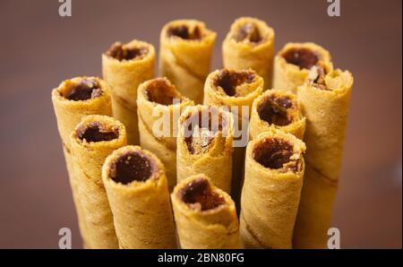 Bouquet de rouleaux de cachets aromatisés au chocolat. Des rouleaux de galettes croquants appréciés des enfants. Banque D'Images