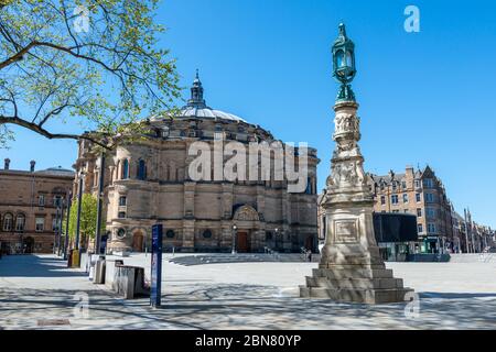 Lampadaire commémoratif (XIXe siècle) avec le McEwan Hall de l'Université d'Édimbourg en arrière-plan à Bristo Square, Southside, Édimbourg, Écosse, Royaume-Uni Banque D'Images