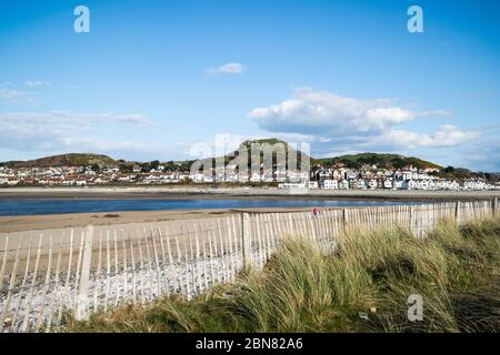 Estuaire de la rivière Conwy à Conwy Morfa sur la côte nord du pays de Galles en direction de Deganwy Banque D'Images