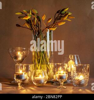 photo avec des tulipes sauvages jaunes dans un vase à la lueur des bougies, réflexions intéressantes et ombres Banque D'Images