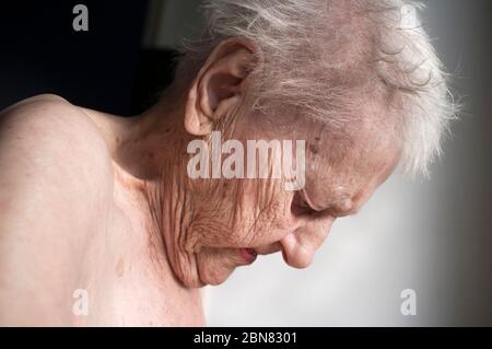 Portrait de triste solitude pensive vieux senior woman looking down Banque D'Images