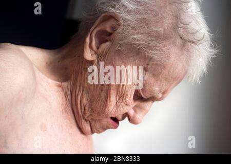 Portrait de triste solitude pensive vieux senior woman looking down Banque D'Images