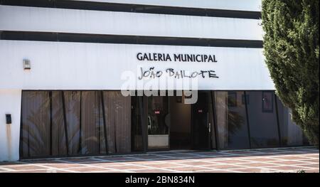 Albufeira, Portugal - 4 mai 2018 : détail architectural de l'auditorium municipal et de la galerie municipale Joao Bailote à côté de l'hôtel de ville sur un Banque D'Images