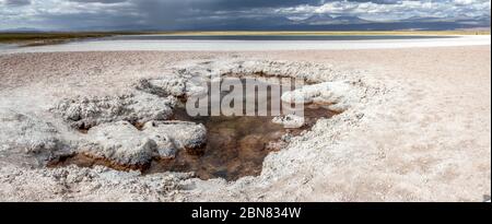 Vue panoramique sur la Laguna Piedra et les salines vers les montagnes et le volcan Juriques. San Pedro de Atacama, Antofagasta, Chili Banque D'Images