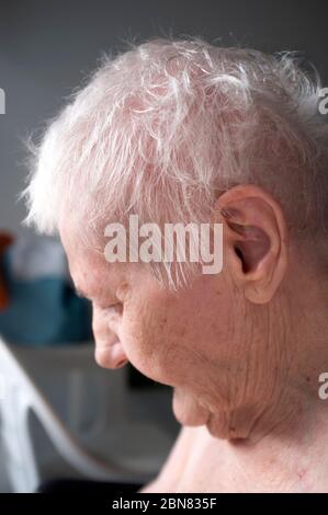 Portrait de triste solitude pensive vieux senior woman looking down Banque D'Images