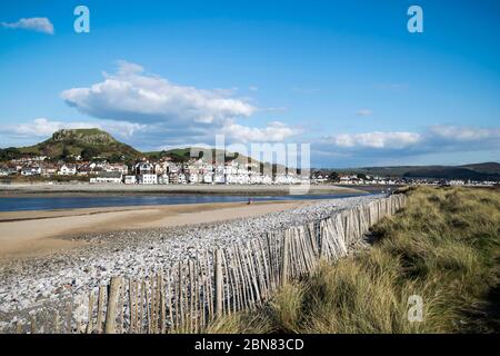 Estuaire de la rivière Conwy à Conwy Morfa sur la côte nord du pays de Galles en direction de Deganwy Banque D'Images