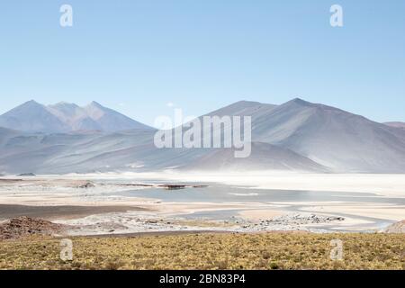 Vue sur les salines de Salar vers Caichinque Banque D'Images