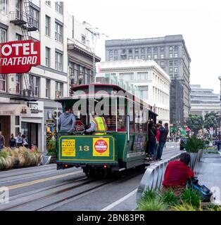 Une voiture de rue emblématique traverse les rues de San Francisco en Californie Banque D'Images