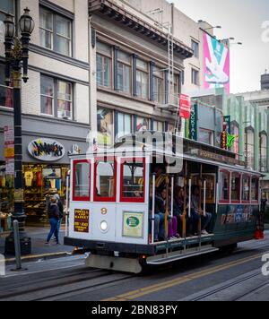 Une voiture de rue emblématique traverse les rues de San Francisco en Californie Banque D'Images