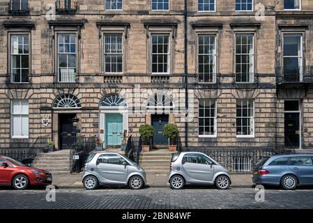 Voitures garées à l'extérieur des propriétés sur Heriot Row dans la nouvelle ville géorgienne d'Édimbourg. Banque D'Images