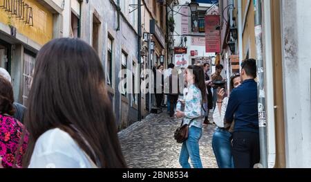 Sintra, Portugal - 6 mai 2018 : touristes visitant les petites rues commerçantes du centre historique de la ville le jour du printemps Banque D'Images