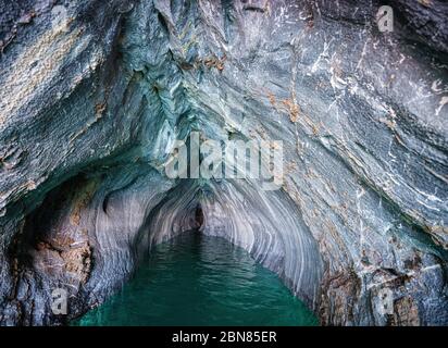 PUERTO RIO TRANQUILO, CHILI - VERS FÉVRIER 2019 : intérieur de grottes de marbre au-dessus du lac général Carrera près de Puerto Rio Tranquilo au Chili. Banque D'Images